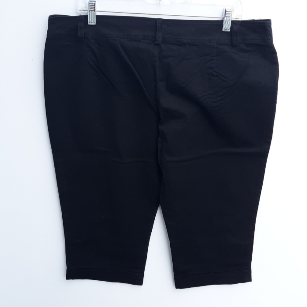Black 16W In Moda.Com Shorts. - Picture 2 of 4